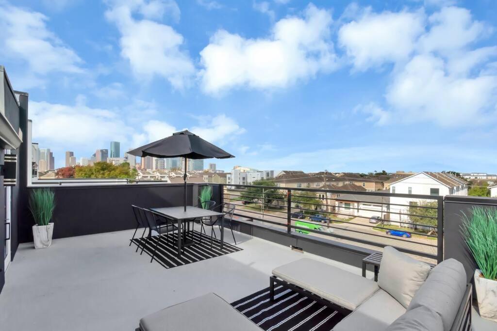 The Suite Spot! Downtown Skyline Views! Sleeps 12 Houston Exterior foto